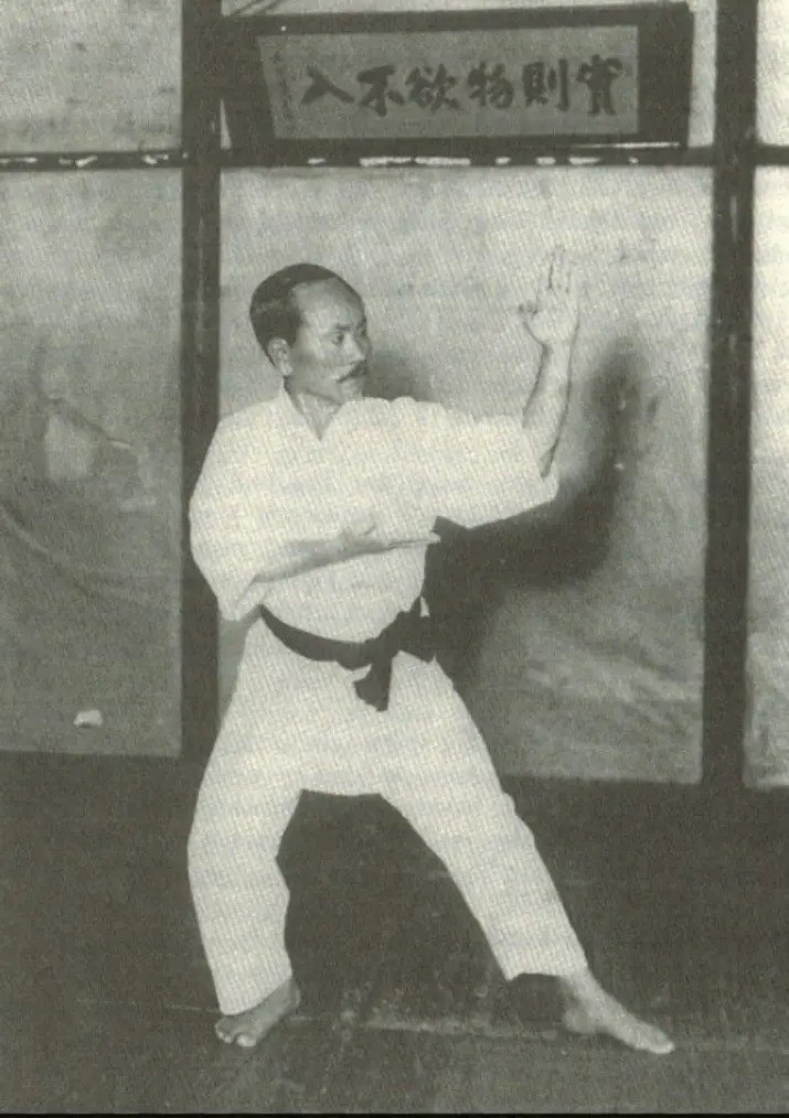Gichin-Funakoshi-10-shuto-jodan-kwanku